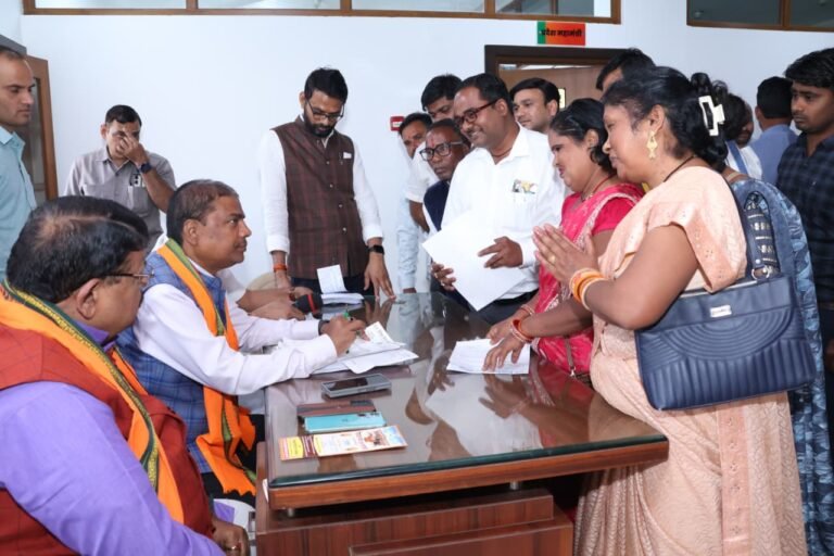 वन विभाग के दैनिक वेतनभोगी कर्मचारियों मे वन मंत्री से मिलकर उनकी मांग के प्रस्ताव को बजट में पास कराने की मांग रखा