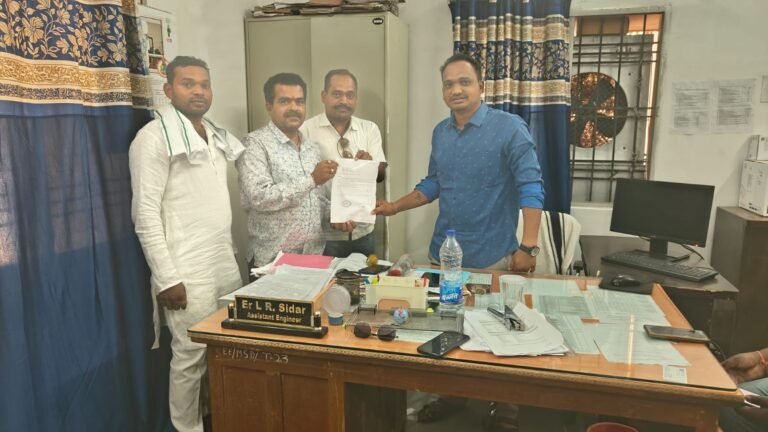 बागबाहरा में विद्युत समस्या आम पब्लिक को कर रही है त्राहि त्राहि, समस्या क़ो लेकर पूर्व पार्षद ने अधिकारी क़ो सौपा है ज्ञापन